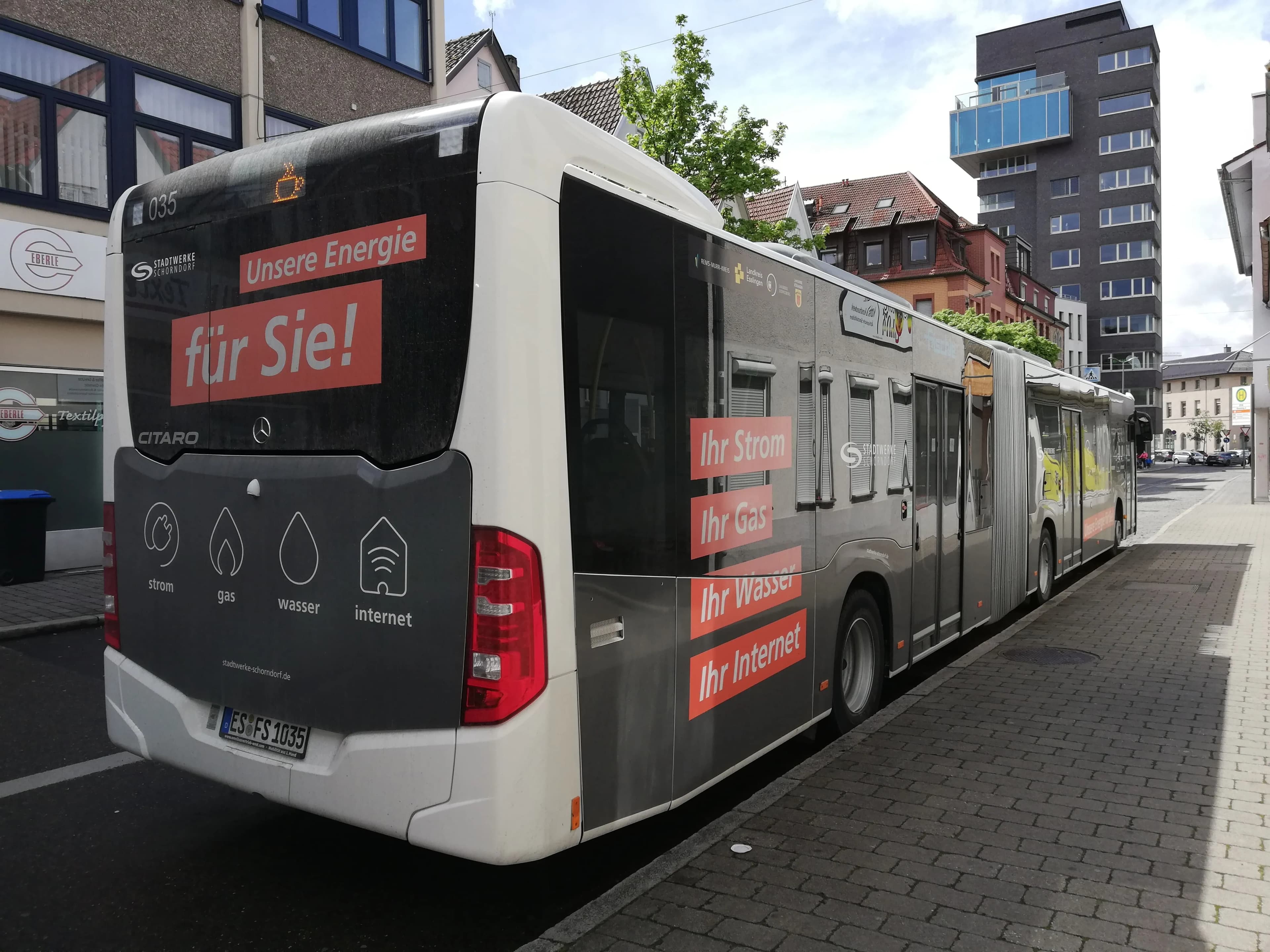Stadtwerke Schorndorf, Kampagne “Alles aus einer Hand”, Flyer _ Giveaways Gummibärchen-Apfelringe-min